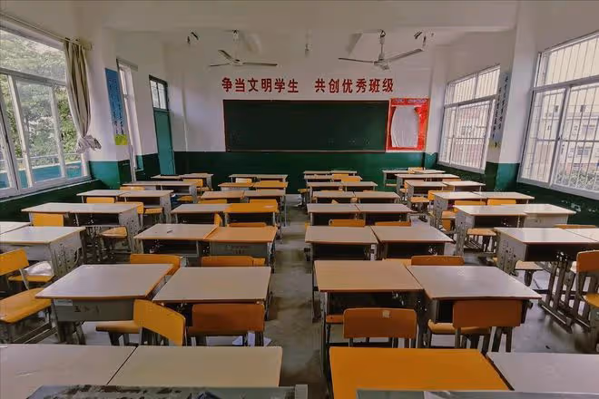 感覺現在的退休教師太可憐了，收入減半，離校時也只能悄悄地走