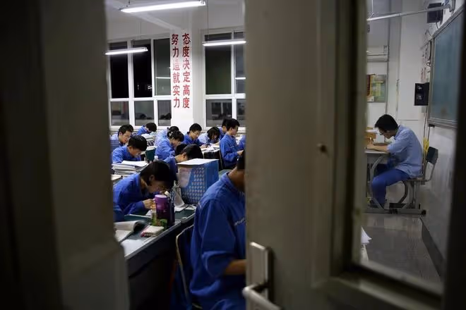 感覺現在的退休教師太可憐了，收入減半，離校時也只能悄悄地走