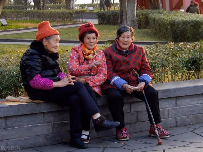 我發現，活到90歲去世的奶奶，並沒有75歲就去世的外婆享福！