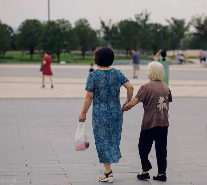 我發現，活到90歲去世的奶奶，並沒有75歲就去世的外婆享福！