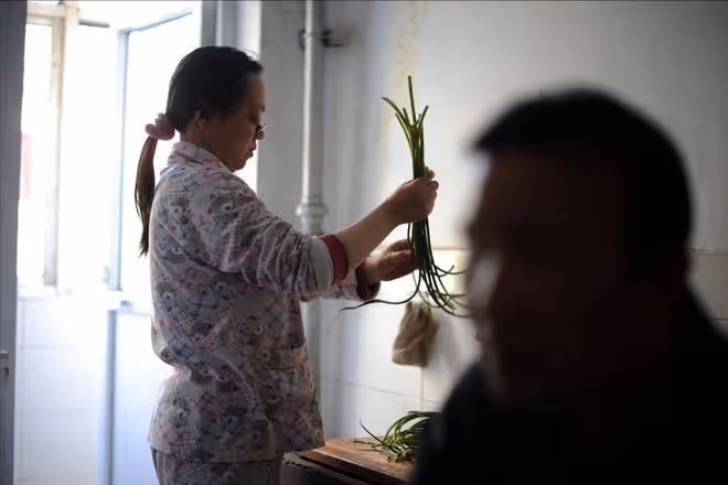岳母重病時我沒賣房救她，如今我母親患病，妻子的做法卻更狠！