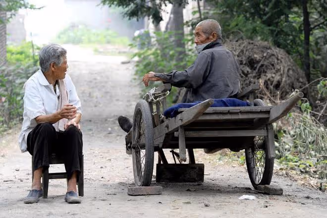 60歲回老家住了半個月才發現：農村環境再好，我們也回不去了