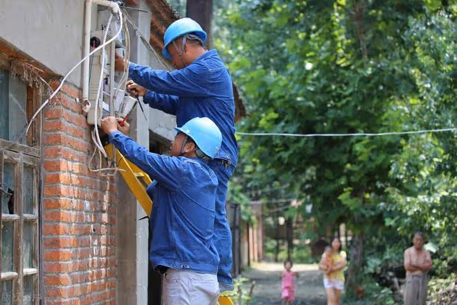 60歲回老家住了半個月才發現：農村環境再好，我們也回不去了