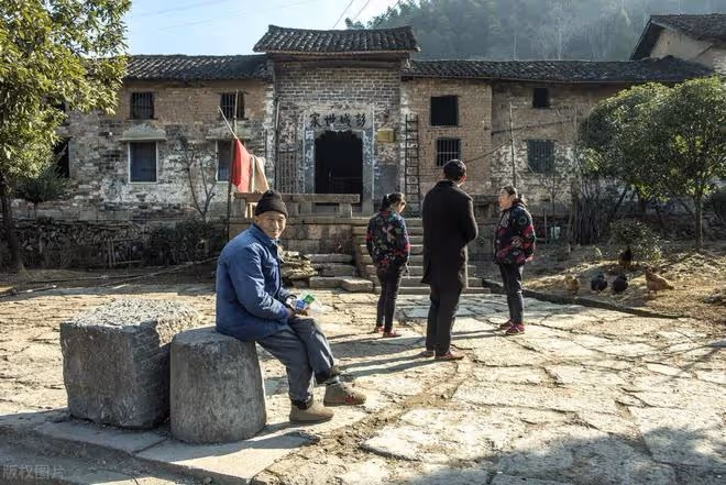 60歲回老家住了半個月才發現：農村環境再好，我們也回不去了