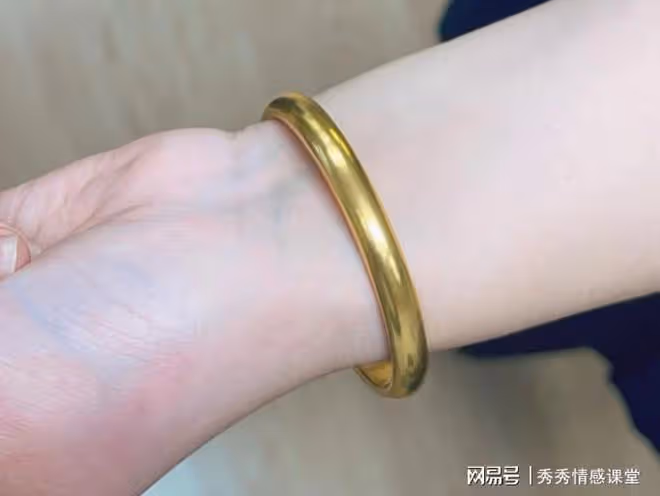 婆婆拿金手鐲當改口費給兒媳，查出是假的兒媳要雙倍補償否則離婚