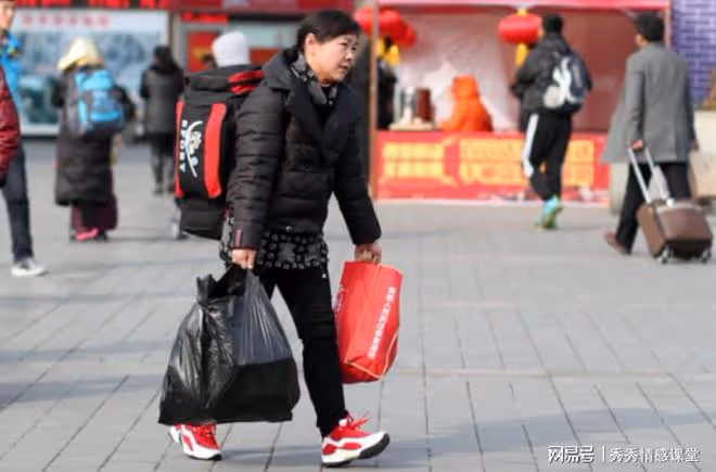 42歲留守婦女傾訴：村莊裡光棍成群，卻看不上帶男孩的二婚女