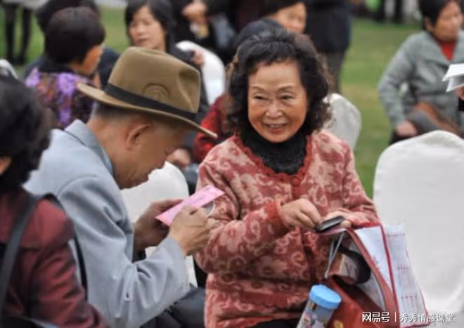 60歲阿姨：給我30萬彩禮，馬上跟你領證，72歲大爺：想太多