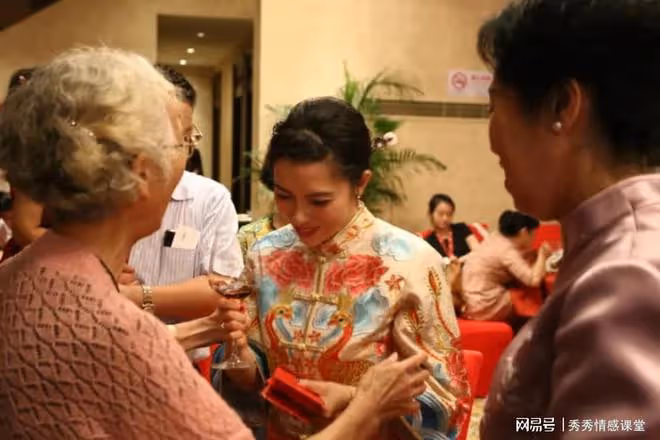 結婚時女方親戚當眾嫌喜酒檔次太低，新娘直接回懟：你隨禮金了嗎