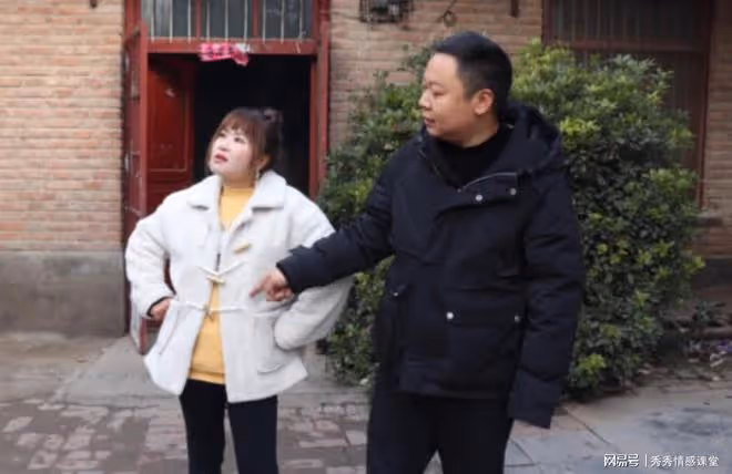 我媽把我攢的25萬都拿給我弟買房了，女友說我要不回來錢就分手