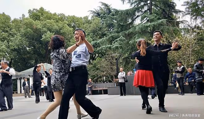 大媽跳交誼舞徹夜未歸，早上回家見滿屋親戚，大爺冷笑：商量離婚