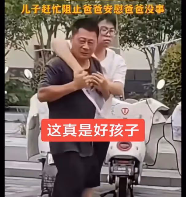 父親送孩子沒趕上高考，自責不停扇巴掌，網友：守時是人生第一課