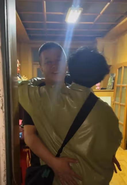 分開後三十年後，夫妻再一次見面，男子反應激動：還能見一面真好