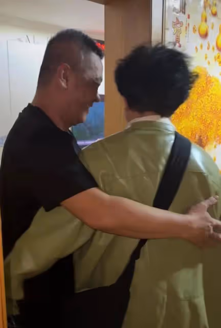 分開後三十年後，夫妻再一次見面，男子反應激動：還能見一面真好