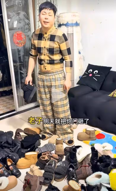 女子有幾十雙款式不同的鞋子，看著各類奇怪鞋子，老公一個勁吐槽