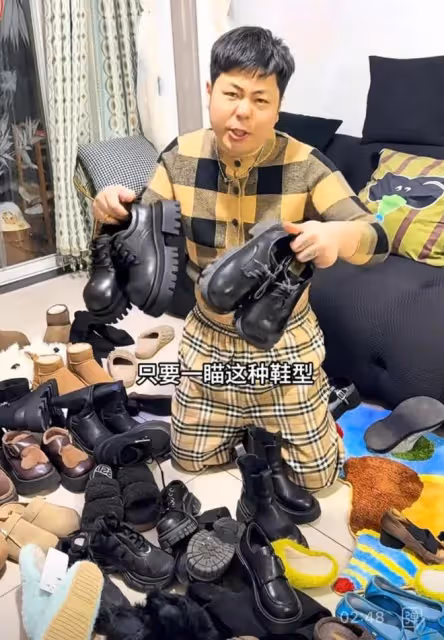 女子有幾十雙款式不同的鞋子，看著各類奇怪鞋子，老公一個勁吐槽