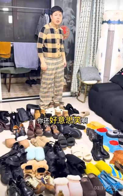 女子有幾十雙款式不同的鞋子，看著各類奇怪鞋子，老公一個勁吐槽