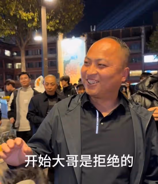 男子試戴假髮，在一聲聲好帥中迷失自己，網友：突然從老子變兒子