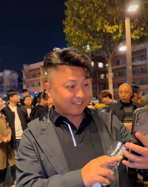 男子試戴假髮，在一聲聲好帥中迷失自己，網友：突然從老子變兒子