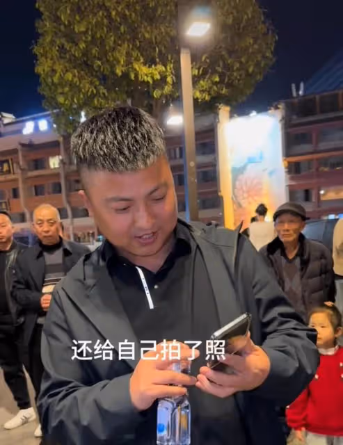 男子試戴假髮，在一聲聲好帥中迷失自己，網友：突然從老子變兒子