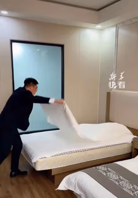 酒店經理指導員工鋪床單，手法專業動作十分：平凡的工作做到極致