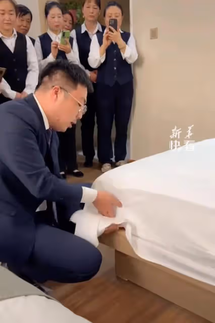 酒店經理指導員工鋪床單，手法專業動作十分：平凡的工作做到極致