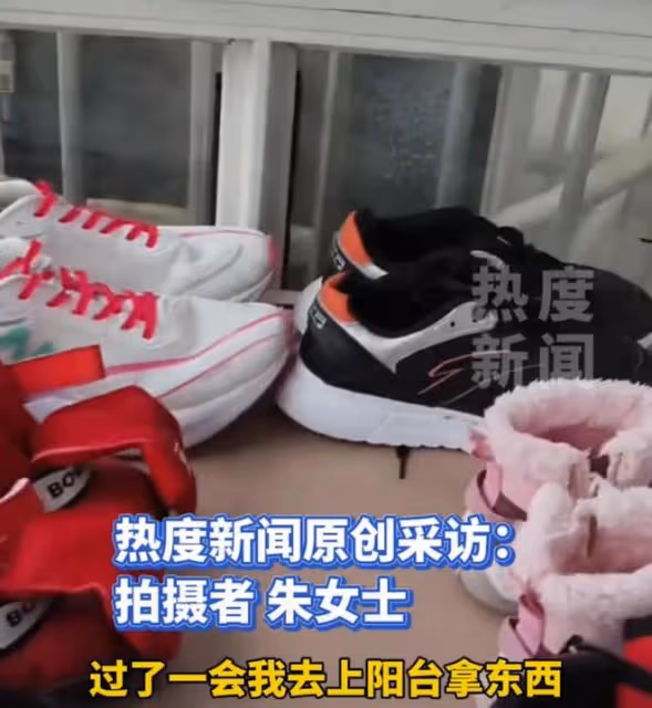 婆婆雨天去收鞋，全家的鞋都收進了屋內，唯獨兒媳的鞋子在淋著雨