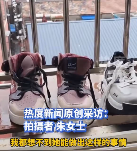 婆婆雨天去收鞋，全家的鞋都收進了屋內，唯獨兒媳的鞋子在淋著雨