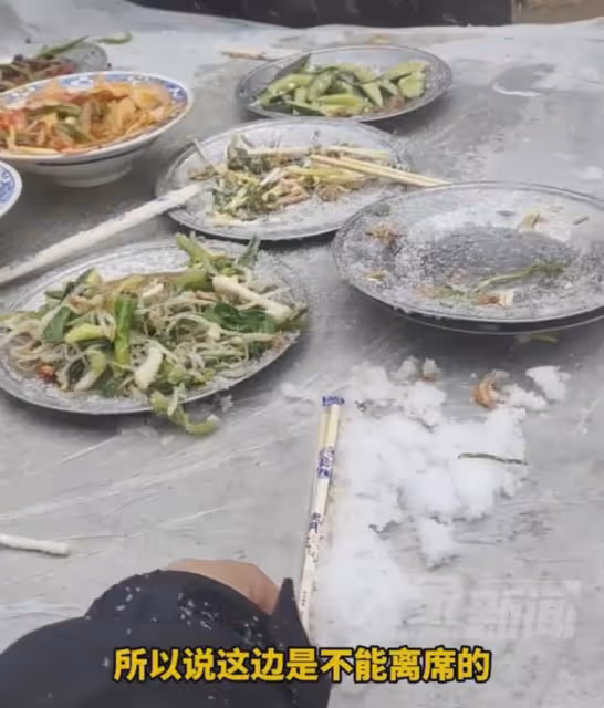 賓客冒雪吃席，衣帽落滿白雪，當事人：做白事，沒有人因下雪離開
