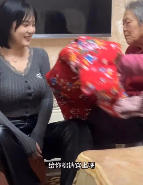 有一種冷叫奶奶覺得你冷！奶奶給90後孫女做開檔棉褲，保暖又方便