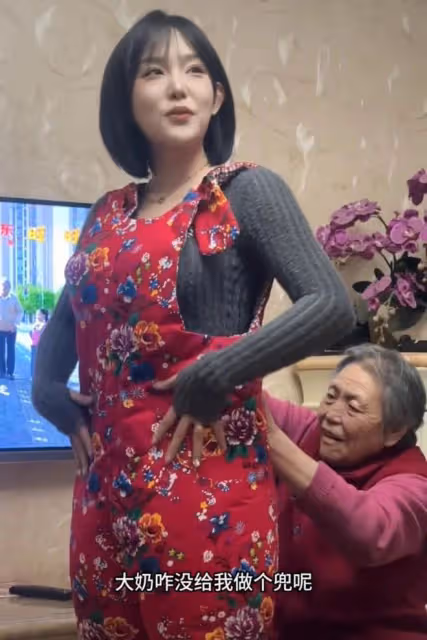 有一種冷叫奶奶覺得你冷！奶奶給90後孫女做開檔棉褲，保暖又方便