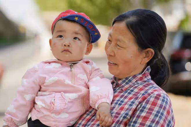 我媽熱心腸，回老家看望骨折的表姑婆，把孩子給抱回來了，我崩潰