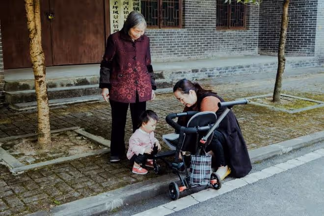 弟弟去世前和弟媳領了離婚證，我媽生病住院，我侄子有義務照顧嗎