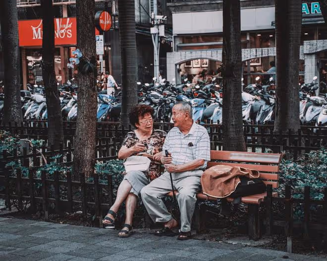 女兒每月給2000生活費，我5年存了5萬然後給兒子，老婆和我吵架了