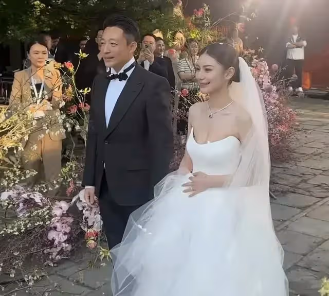 馬筱梅曬婚禮朋友視角，高清鏡頭下顏值依舊很高，直播已成常態化