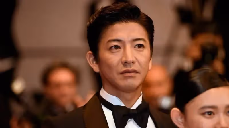 路邊偶遇」大明星「！年輕時紅遍亞洲，靠顏值迷倒萬千少女，如今卻成了小老頭一個：無人認出