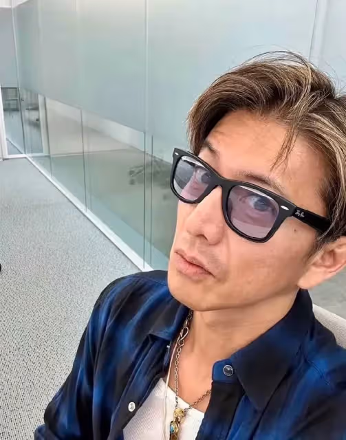 路邊偶遇」大明星「！年輕時紅遍亞洲，靠顏值迷倒萬千少女，如今卻成了小老頭一個：無人認出