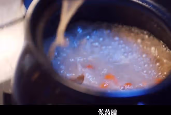 《愛你》大結局,桂花也是play的一環,何蘇葉有花堪折直須折