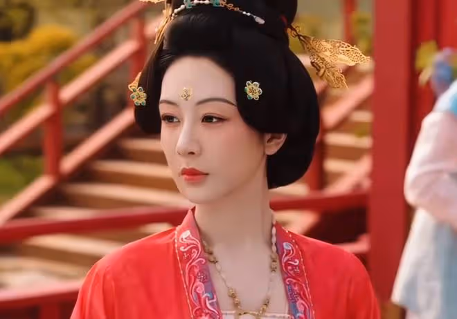 國色芳華講的什麼故事，主要人物偷偷藏不住，不裝了