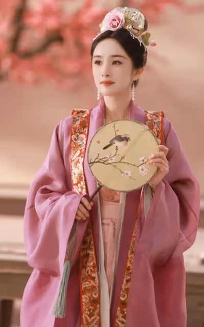 趙麗穎剛颯進國際楊冪就高調官宣喜訊，她倆在力爭上遊暗暗較勁嗎
