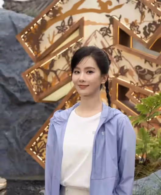 結婚十年，劉詩詩綁高馬尾像18歲姑娘吳奇隆個矮屁股大矮壯矮壯