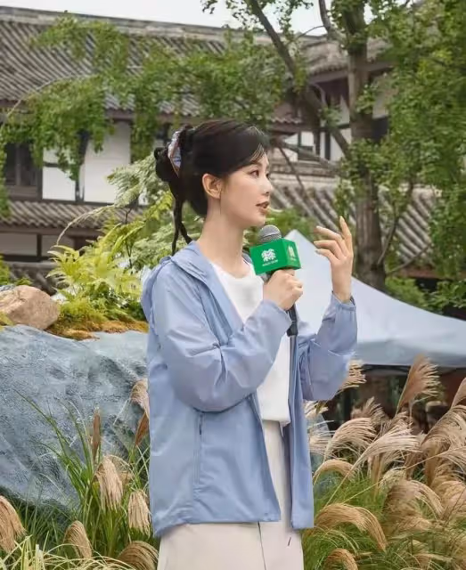 結婚十年，劉詩詩綁高馬尾像18歲姑娘吳奇隆個矮屁股大矮壯矮壯
