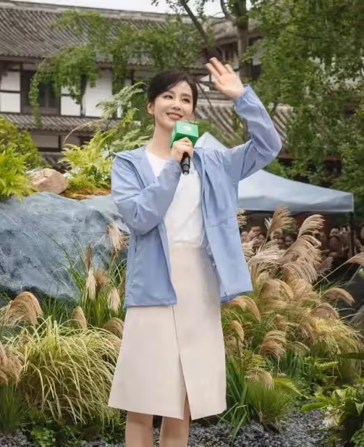 結婚十年，劉詩詩綁高馬尾像18歲姑娘吳奇隆個矮屁股大矮壯矮壯