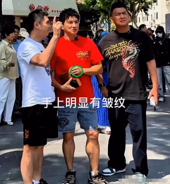 結婚十年，劉詩詩綁高馬尾像18歲姑娘吳奇隆個矮屁股大矮壯矮壯