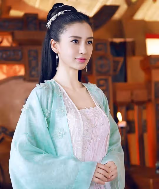 跟黃曉明離婚3年，baby被打回原形，郭德綱的話應驗了