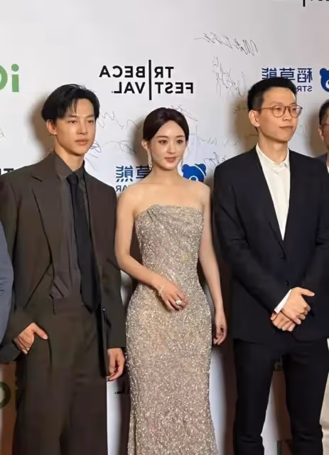 當楊冪跟《醬園弄》 主演聚會狂歡時，趙麗穎已經走進另一條賽道