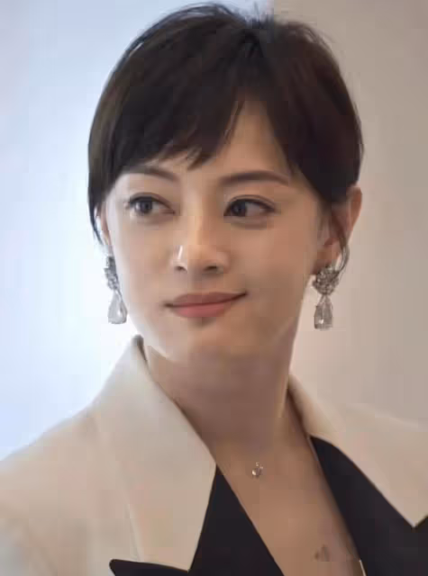 被傳移民英國孫儷發文了，網友說她是現實版的胡曼黎