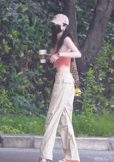楊冪私下穿的弔帶也太大膽了吧！瞬間覺得趙麗穎那個沒眼看了