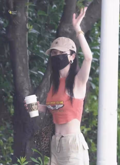 楊冪私下穿的弔帶也太大膽了吧！瞬間覺得趙麗穎那個沒眼看了
