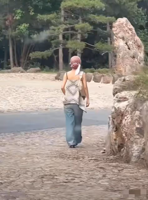 楊冪私下穿的弔帶也太大膽了吧！瞬間覺得趙麗穎那個沒眼看了