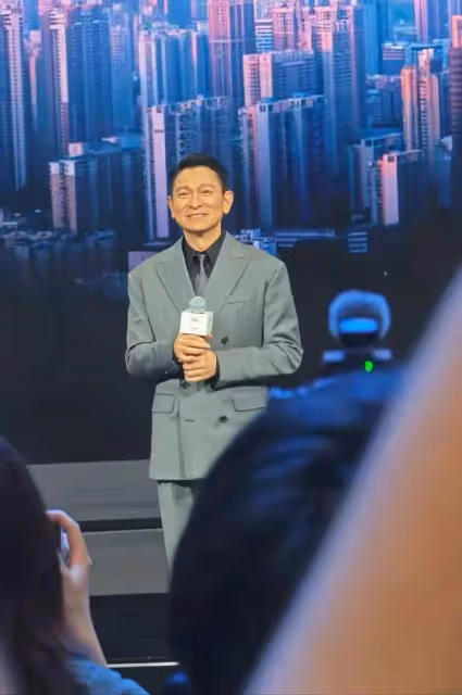車展：64歲劉德華和51歲汪涵都穿西裝，怕不是讓華仔來「出醜」的